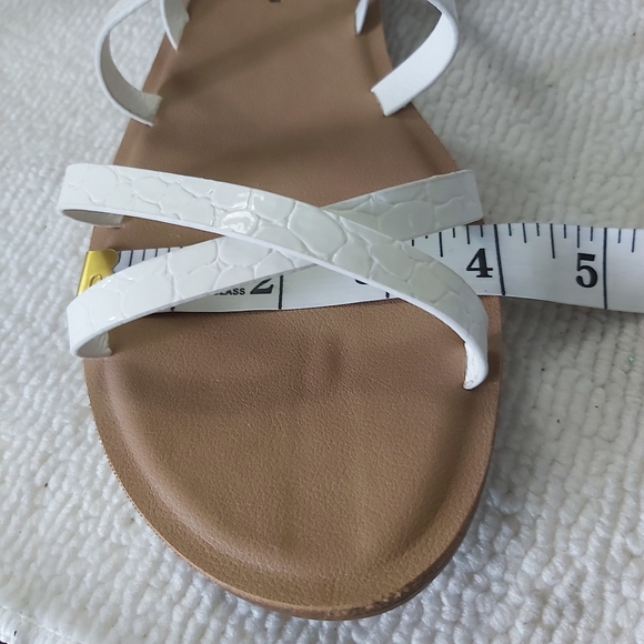 CL by Laundry white strappy sandals white flats Chinese Laundry y2k - Picture 11 of 13